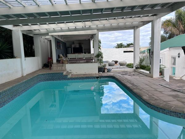 Mariheca's house:  Entertainers dream, games & pool table, braai, swimming pool, pet friendly home.