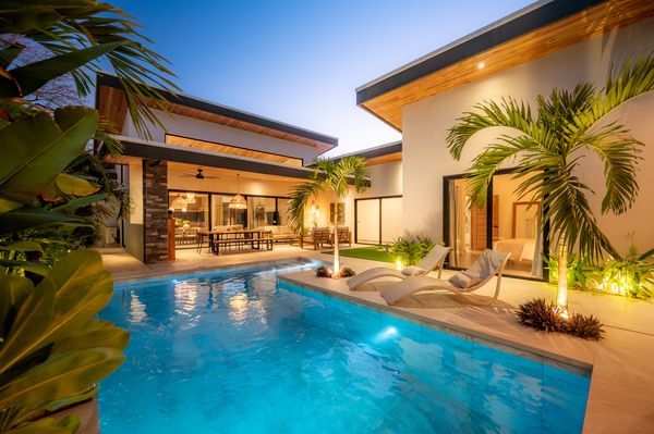 Nouvelle Villa luxueuse  Style Balinaise  4 minutes à pied de la belle Playa Grande. Détente assurée