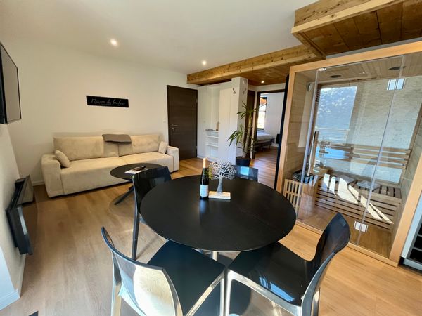 Bel appartement neuf et confortable, vue montagne avec terrasse, parking et sauna (2 chambres)