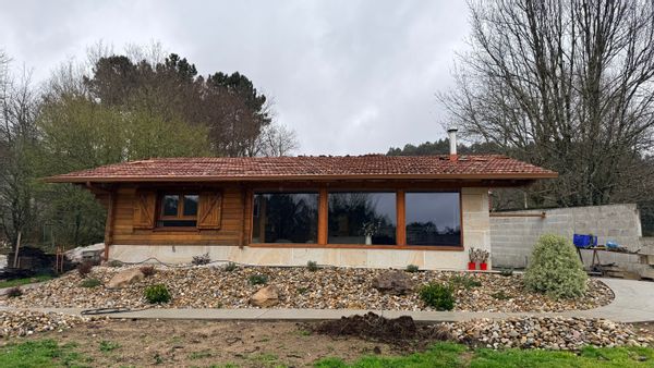 Lujo Rústico, Tu refugio de madera, piedra y cristal en un bosque de encanto.