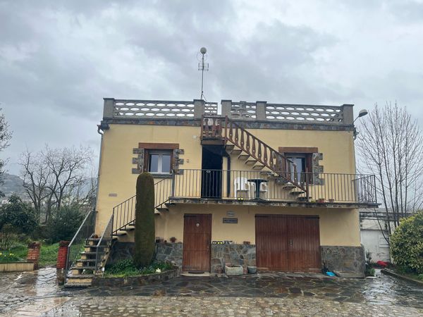 Casa de Mariona and Arnau