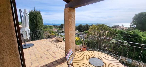 Maison proche de la mer avec une grande terrasse pour profiter d'u belle vue dégagée sur la mer.