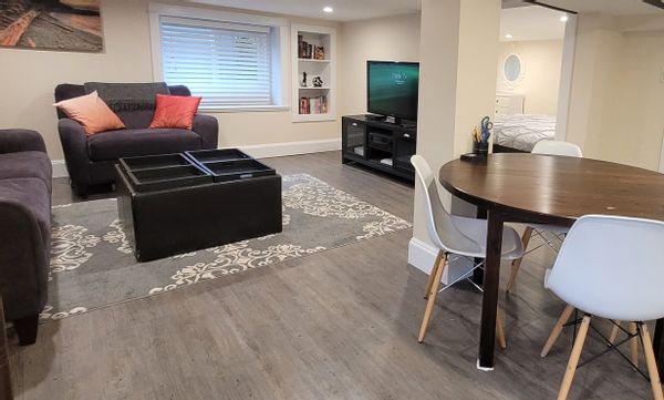 Lower-level 1 bedroom suite, in a very walkable area, less than 2 km to the ocean