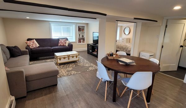Lower-level 1 bedroom suite, in a very walkable area, less than 2 km to the ocean