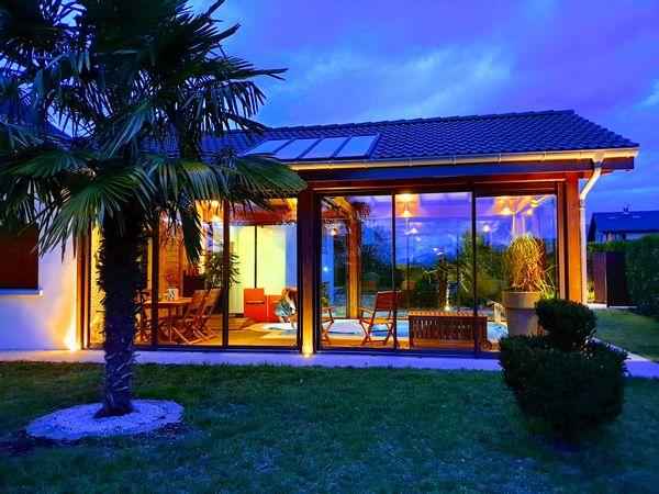 Très belle maison avec piscine intérieure chaufée, à la campagne et au pied des Montagnes
