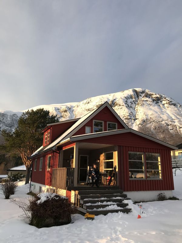 Familiy-friendly home located in the midst of beautiful mountains and by the fjord.