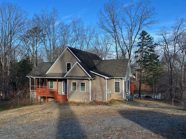 Lovely little lake house on Virginia's second-largest lake!