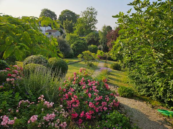 La maison des thermes  Maison au centre-ville, avec un grand jardin donnant sur les thermes romains.