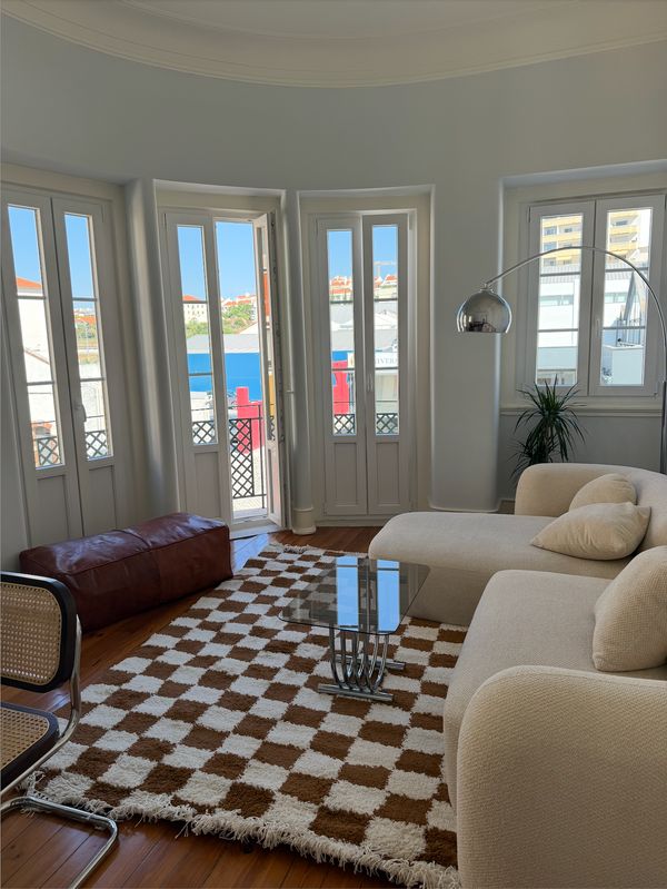 Sunny Lisbon apartment near the river, bridge to the beaches and city center