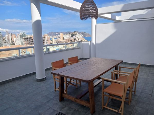 Ático luminoso cerca del mar, con gran terraza y piscina. Ideal para disfrutar