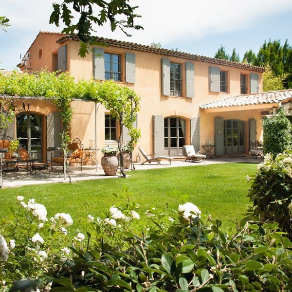 Maison de charme nichée en haut d’un petit village provençale collée à la garrigue