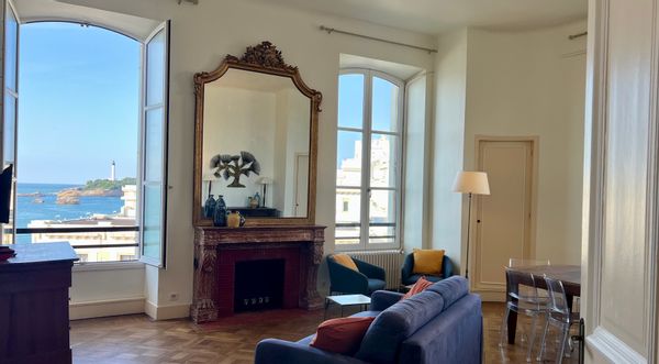 Vaste appartement avec magnifique vue sur l'océan et le phare de Biarritz.