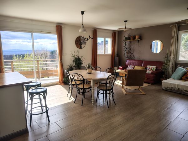 Grande maison à la campagne avec vue spectaculaire sur la vallée