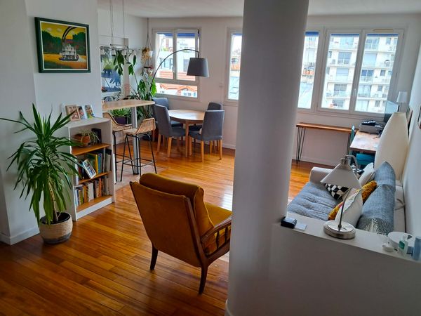Dans un quartier charmant, à 10 min de la Tour Eiffel. Appartement lumineux avec vue sur les toits.