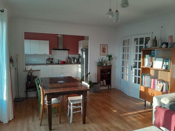 Maison de ville à 15min à pied de la mer avec 1 étage, un petit jardin privé et un chat