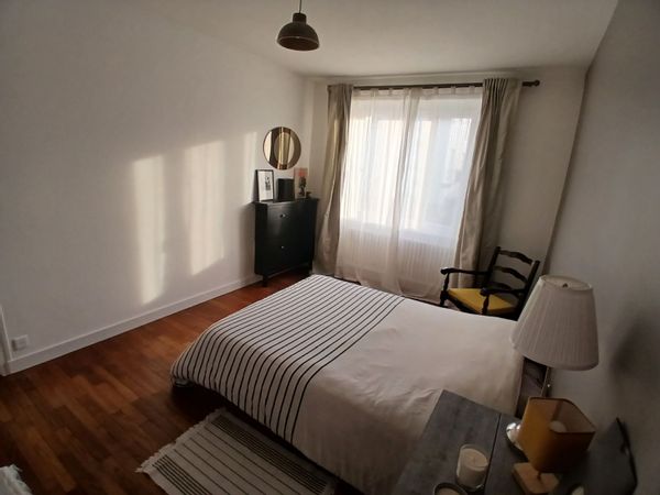 Chambre privée dans maison de ville (15min à pied de la mer petit jardin privé et chat)
