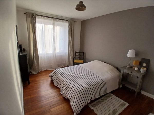 Chambre privée dans maison de ville (15min à pied de la mer, petit jardin privé et chat)