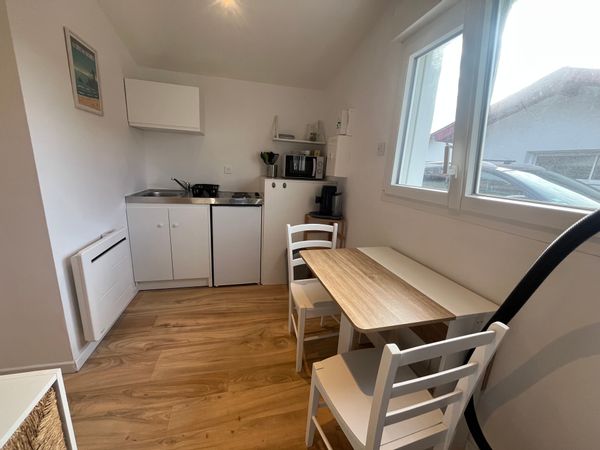 La studio d'Aline est un studio idéalement situé à côté des commerces et à 1 km de la mer