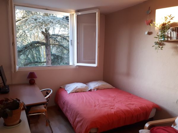 Chambre à Bron/Lyon 8 au vert et à proximité de tous transports