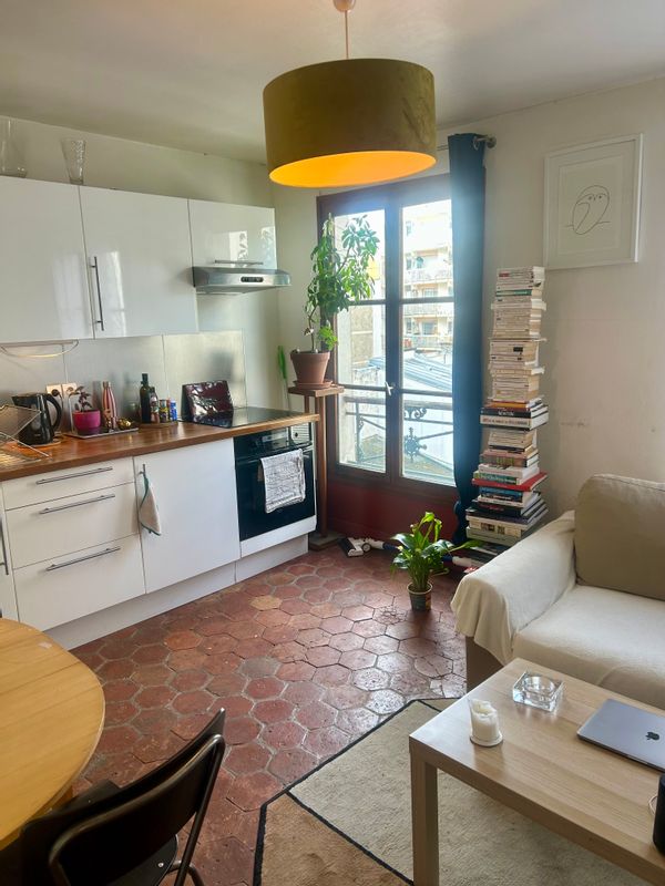 Appartement calme - quartier Louis Blanc  Idéalement situé avec 3 lignes de métro