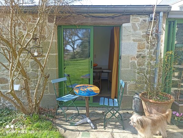 " petit studio au coeur d un grand jardin arboré. A 5mn de la plage à pied."