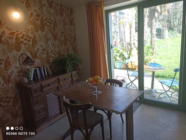 " petit studio au coeur d un grand jardin arboré. A 5mn de la plage à pied."