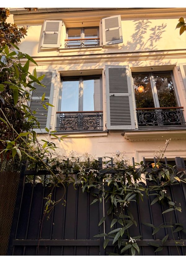 Beautiful 19th century house with a garden in central Paris