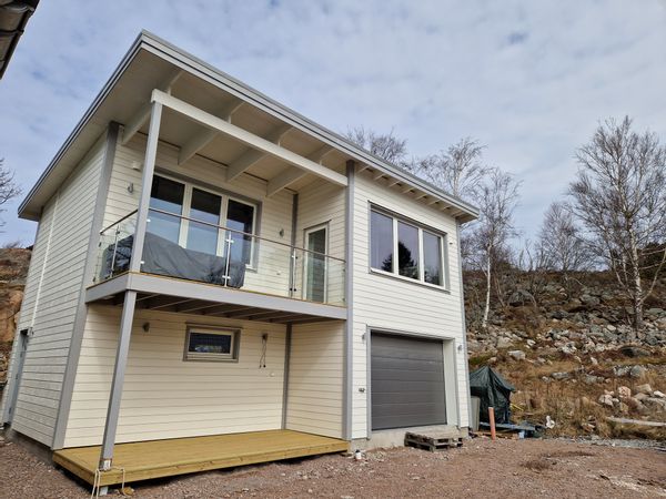 Roger o Åsas nya lägenhet ovanpå vårt garage mitt i Bohusläns skärgård med närhet till hav o klippor