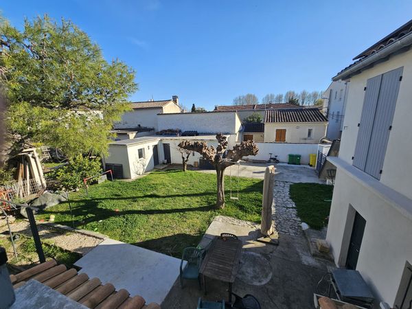 Maison de ville avec jardin bien située, à 10mn à pied des remparts d'Avignon , bus à proximité .