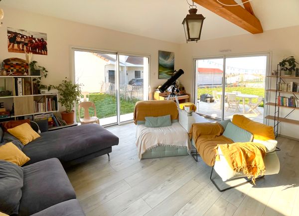 Cozy et lumineuse, grande maison au calme, nature, lacs et montagne à proximité.