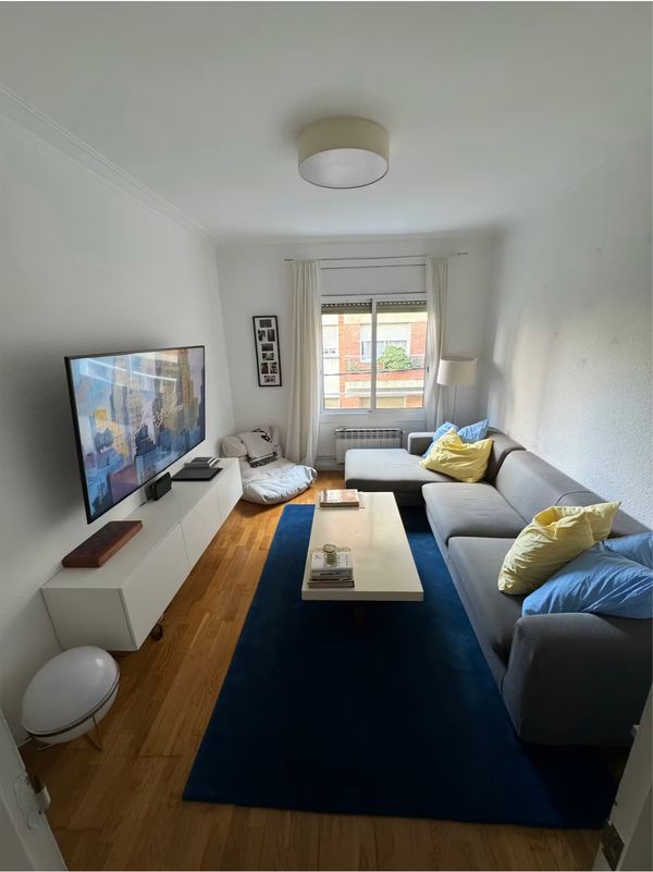 Sunny apartment by Sagrada Familia in authentic Barcelona neighborhood