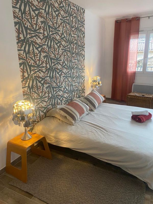 MAISON DE TOIT AUX DEUX TERRASSES  PLEIN SUD  AVEC COUR INTERIEURE  ET GRAND GARAGE .