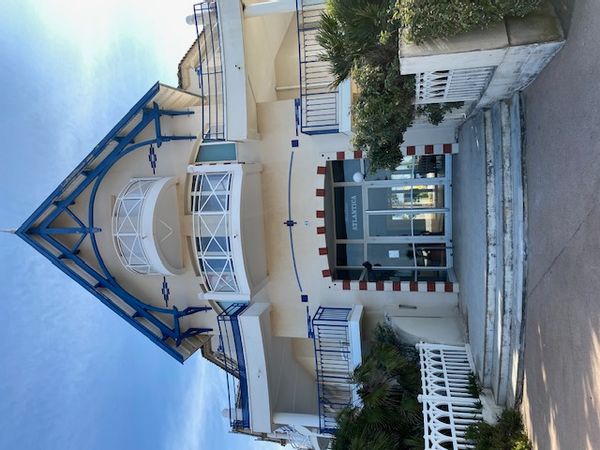 La vue face à la plage et l'océan.