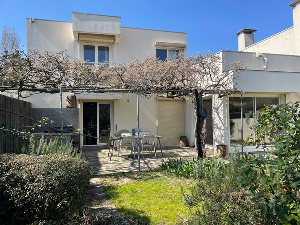 Maison de ville à Montpellier ,à côté du parc du Domaine d'ô, au calme dans quartier résidentiel.