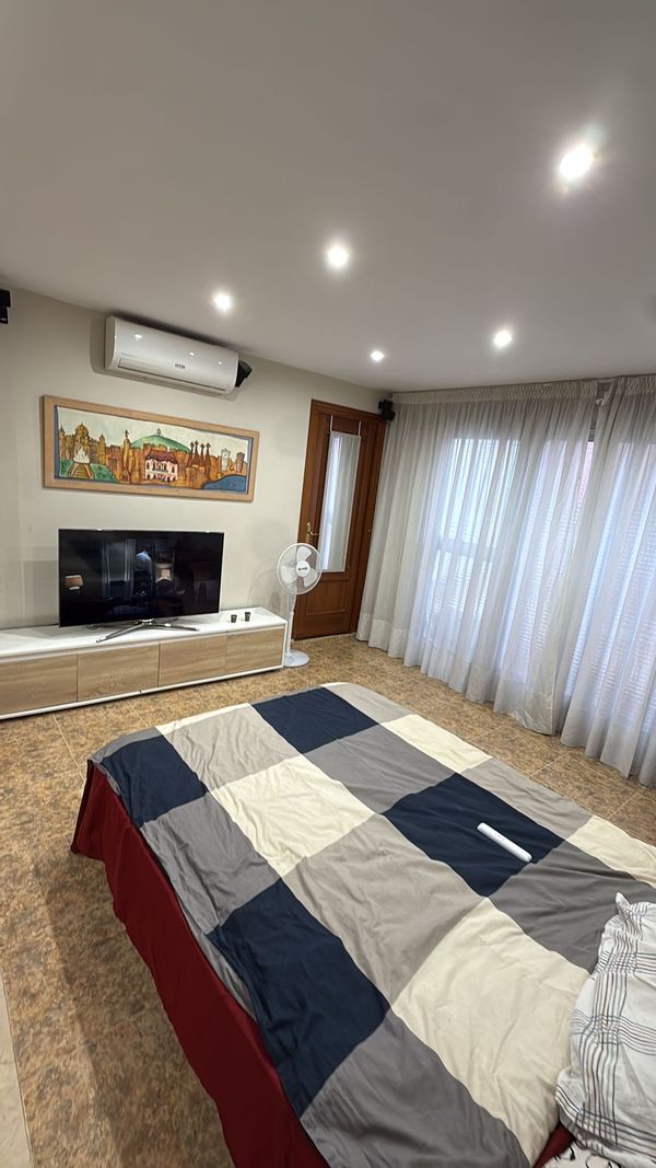 Quarto aconchegante com cama de casal no elegante e tranquilo bairro de Sant Gervasi, Barcelona