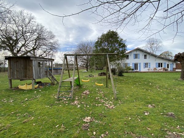 La maison de Sophie  Maison calme,  adaptée pour deux, elle l'est aussi avec des amis et des enfants
