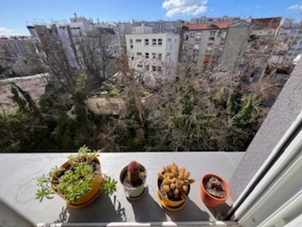 Appartement 2 chambres traversant, avec vue sur la Tour Eiffel et sur la Petite ceinture.
