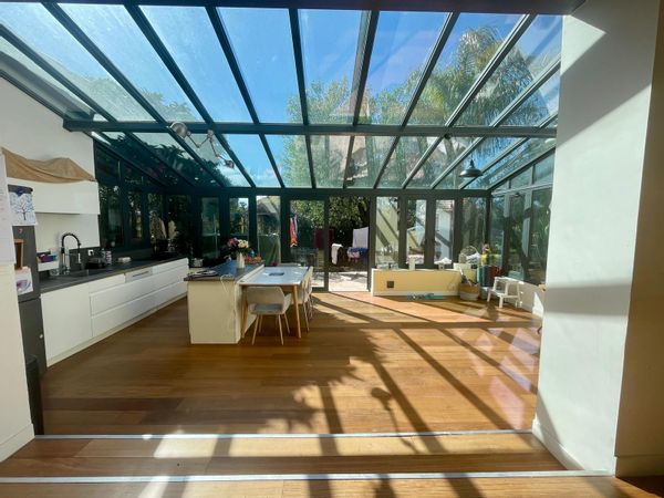 Maison baignée de lumière et son jardin sur les hauteurs de Toulon