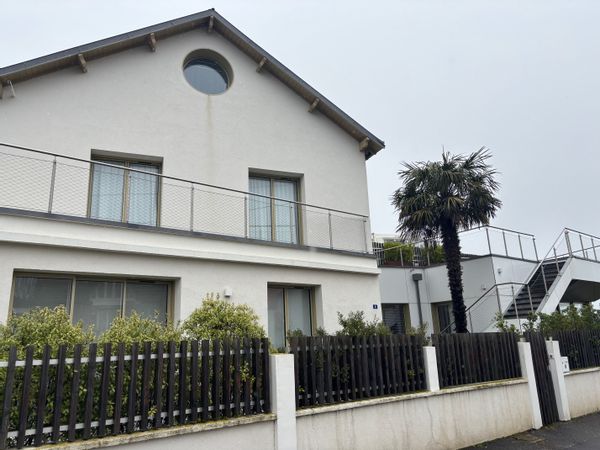 La maison de Martin est face mer (plage de Villes Martin) avec une belle terrasse surélevée