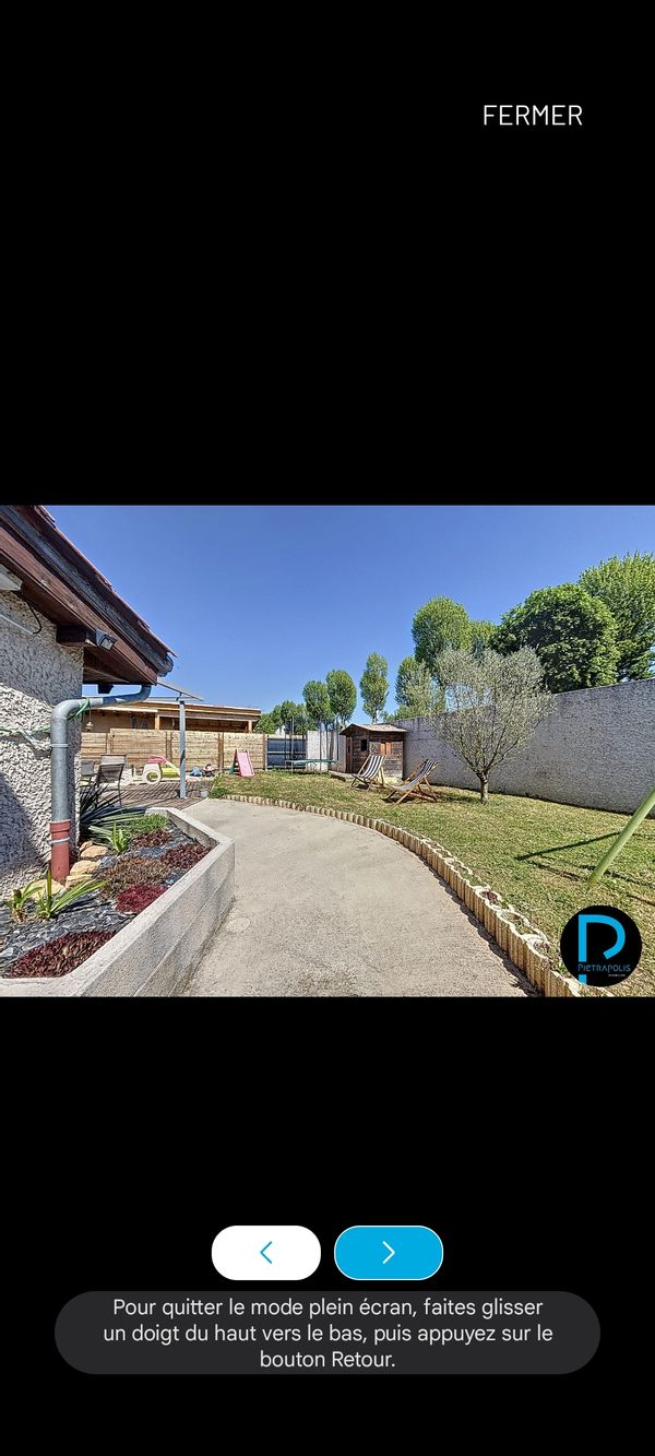 La maison de Floriane est située au calme, et proche de la ville (15 min en voiture).