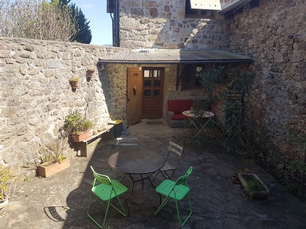 Maison avec jardin et cour fermée en cœur de village, à 20 minutes d'Aubenas