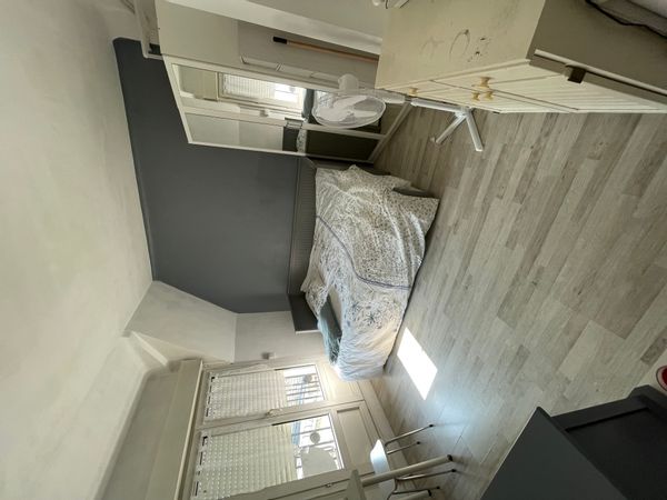 Le studio parisien de Clarisse, au calme