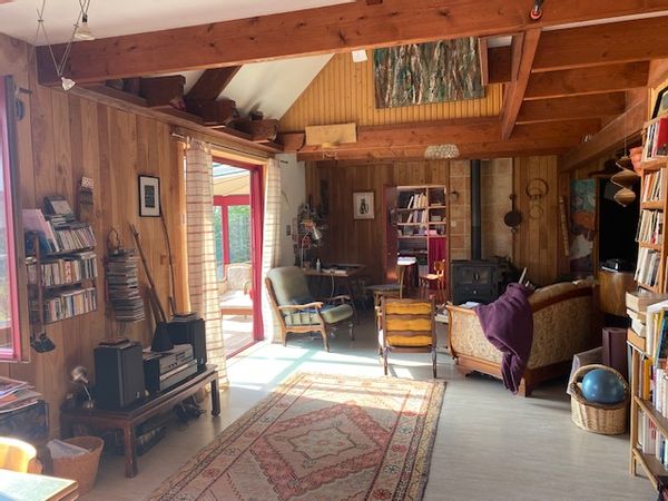 Maison en bois avec atelier d'artiste, piano, jardin