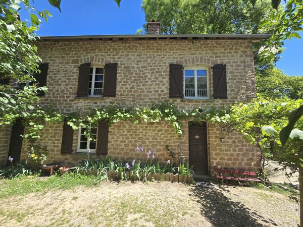 Jolie chambre dans maison en pierres au coeur de la nature corrézienne