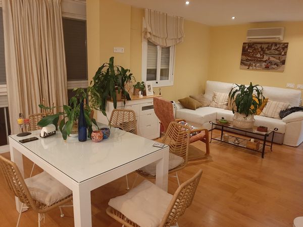 Piso luminoso 4a planta con ascensor. Zona muy tranquilla con amplio patio comunitario.