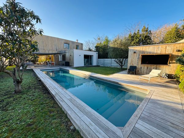 Maison familiale avec piscine et grand jardin