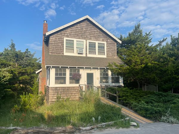 Charming cottage 100 paces from the ocean on Fire Island in the town of Seaview.