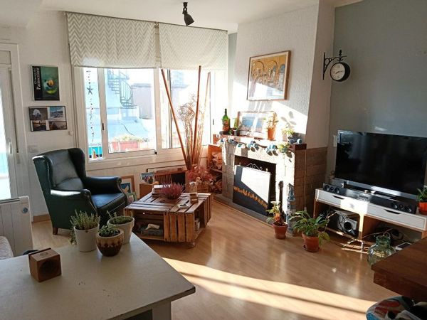Apartamento acogedor y luminoso en el centro a 8 minutos del mar y del tren a Barcelona.