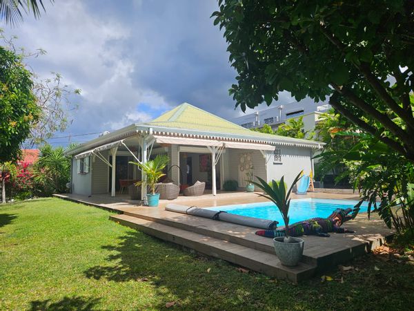 Villa avec piscine dans un jardin arboré