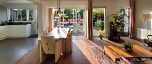 Ruime luxe gezinswoning in Blaricum met moderne keuken, zonnige tuin en trampoline, privé parkeren